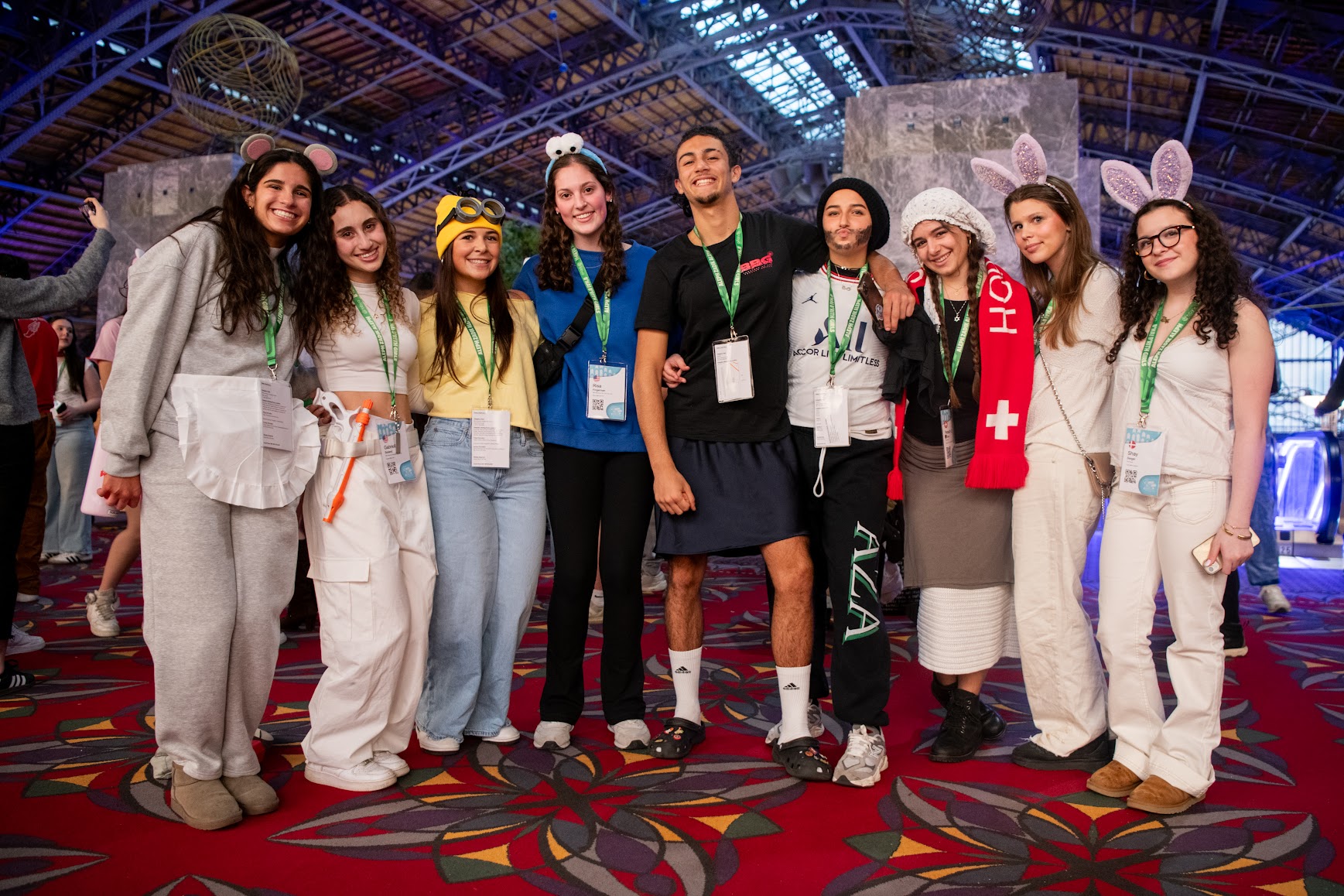 Un grupo de tres padres sonrientes en un evento comunitario
