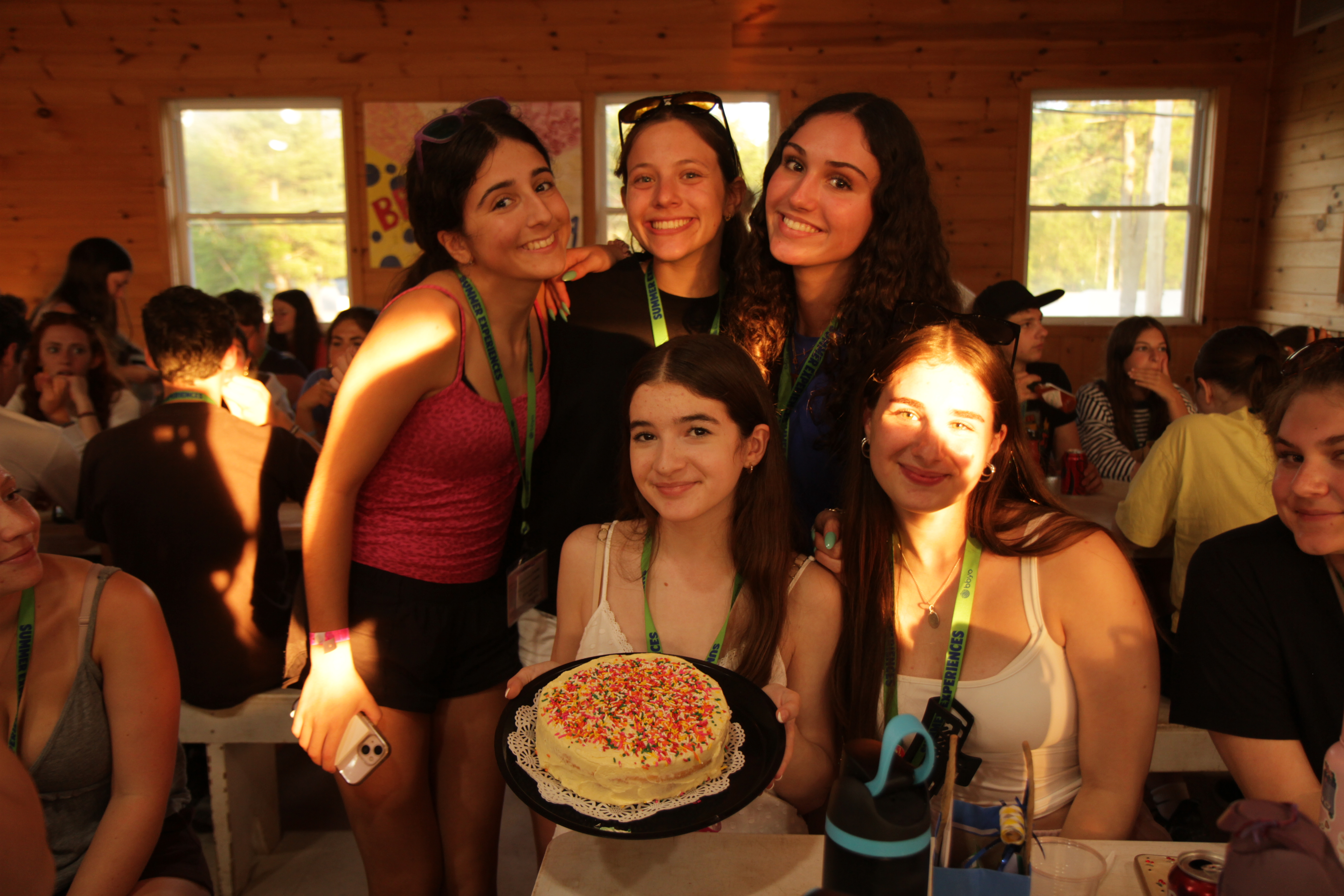 Un grupo de personas celebrando en el escenario