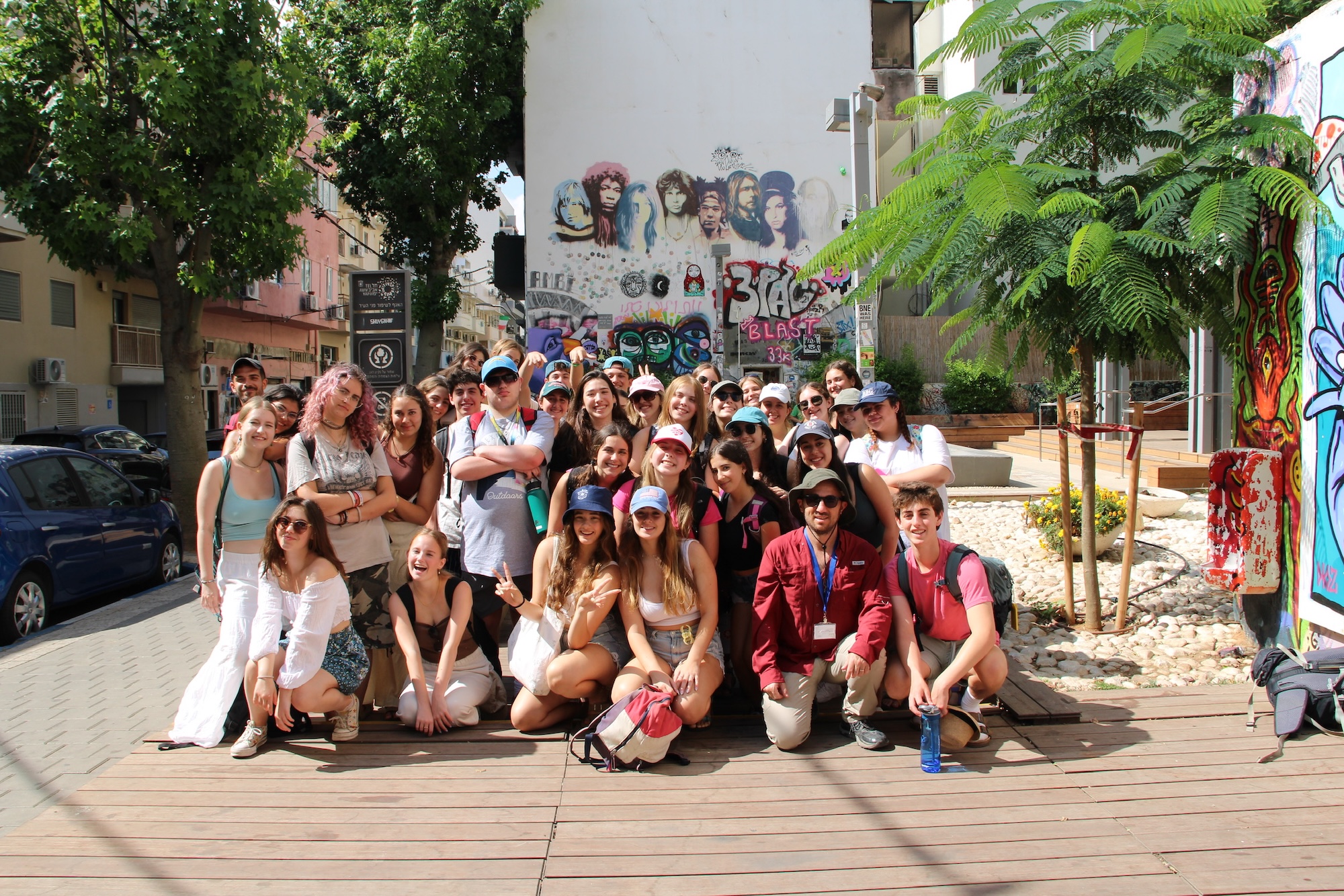 Un grupo de personas sonriendo al aire libre