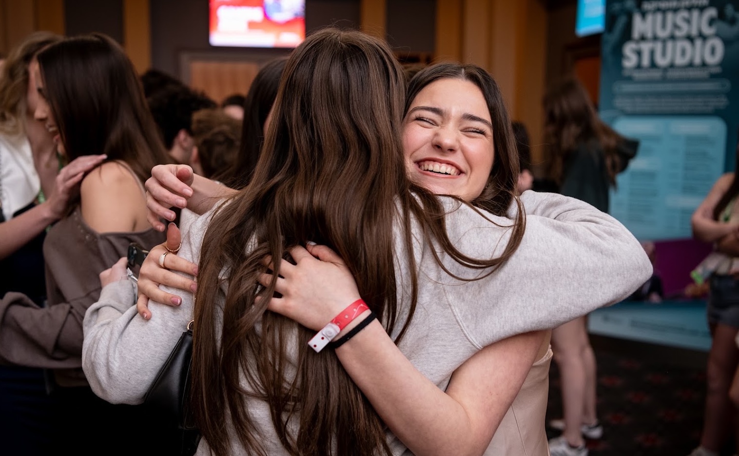 Un grupo de jóvenes de diferentes orígenes sonriendo en un evento comunitario