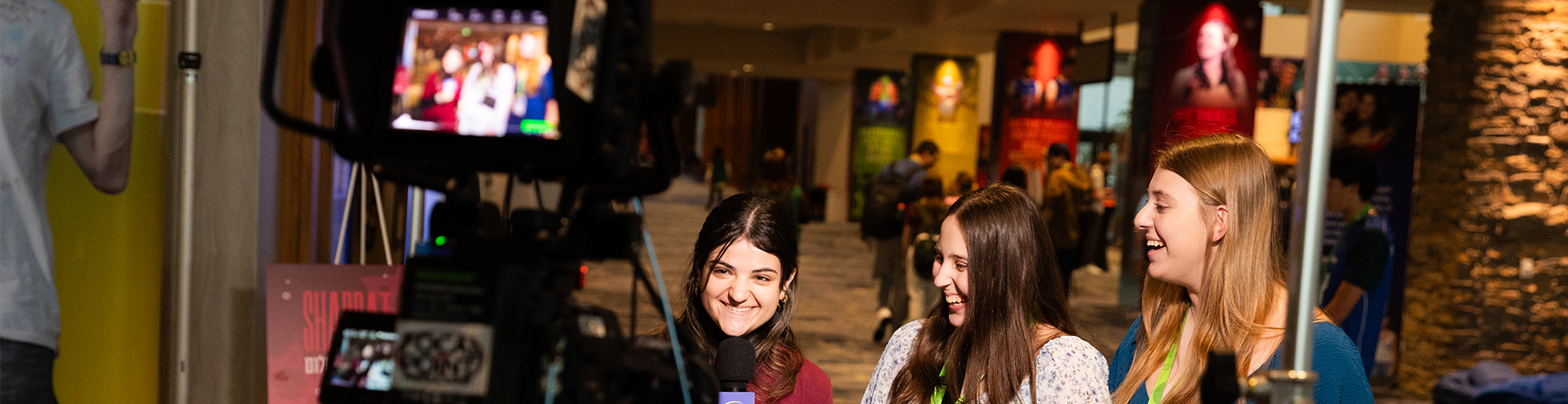 Un grupo de jóvenes de diferentes orígenes sonriendo en un evento comunitario