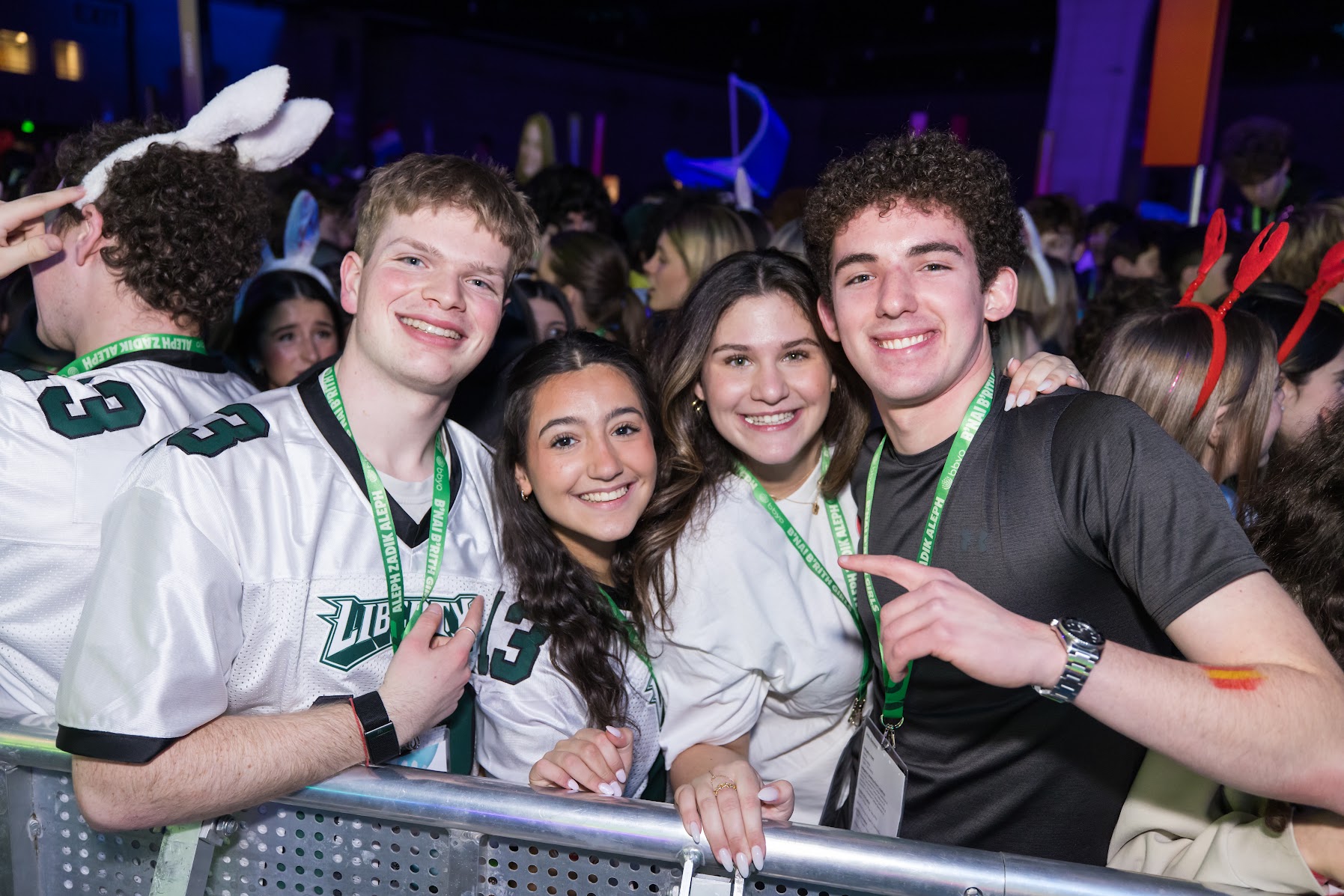 Un grupo de jóvenes de diferentes orígenes sonriendo en un evento comunitario