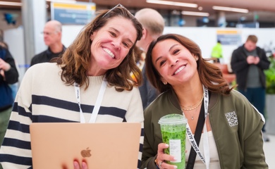 Un grupo de tres padres sonrientes en un evento comunitario