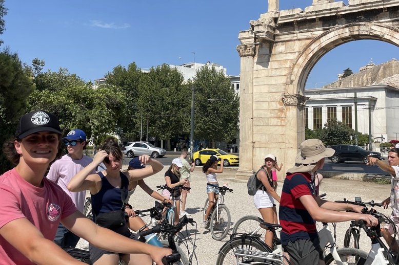 Un grupo de personas sonriendo al aire libre