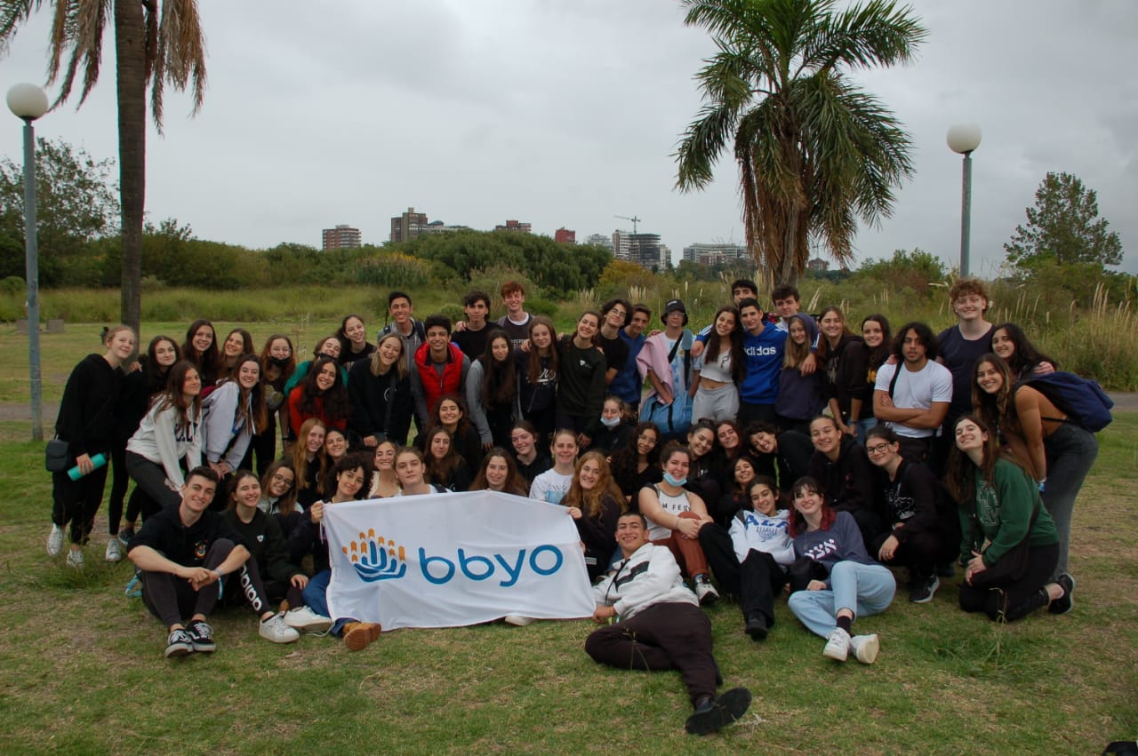Un grupo de personas celebrando en el escenario