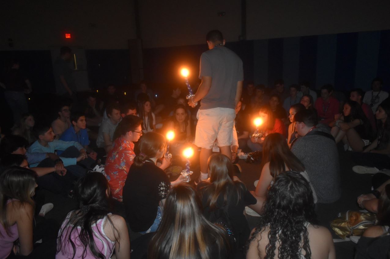 Un grupo de personas celebrando en el escenario