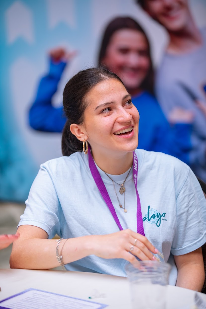 Un grupo de jóvenes de diferentes orígenes sonriendo en un evento comunitario
