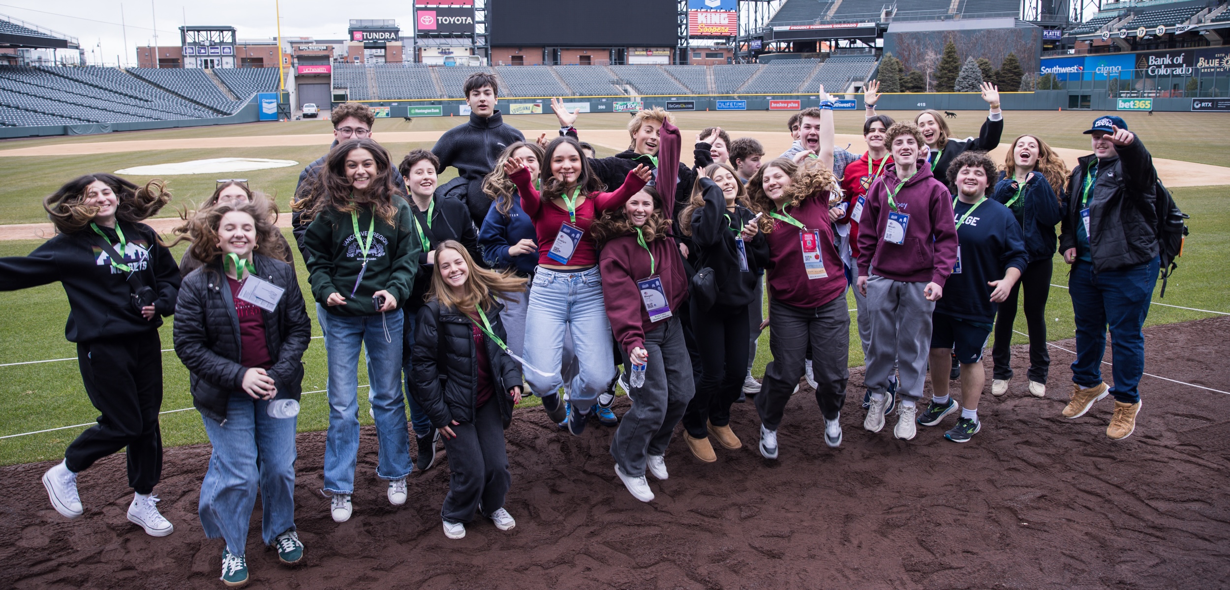 Un grupo de jóvenes de diferentes orígenes sonriendo en un evento comunitario