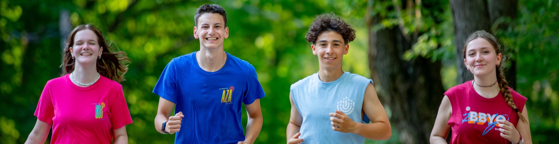 Un grupo de jóvenes de diferentes orígenes sonriendo en un evento comunitario