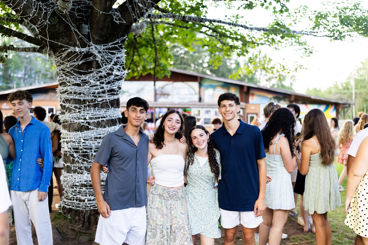 Tres amigos sentados en una hamaca