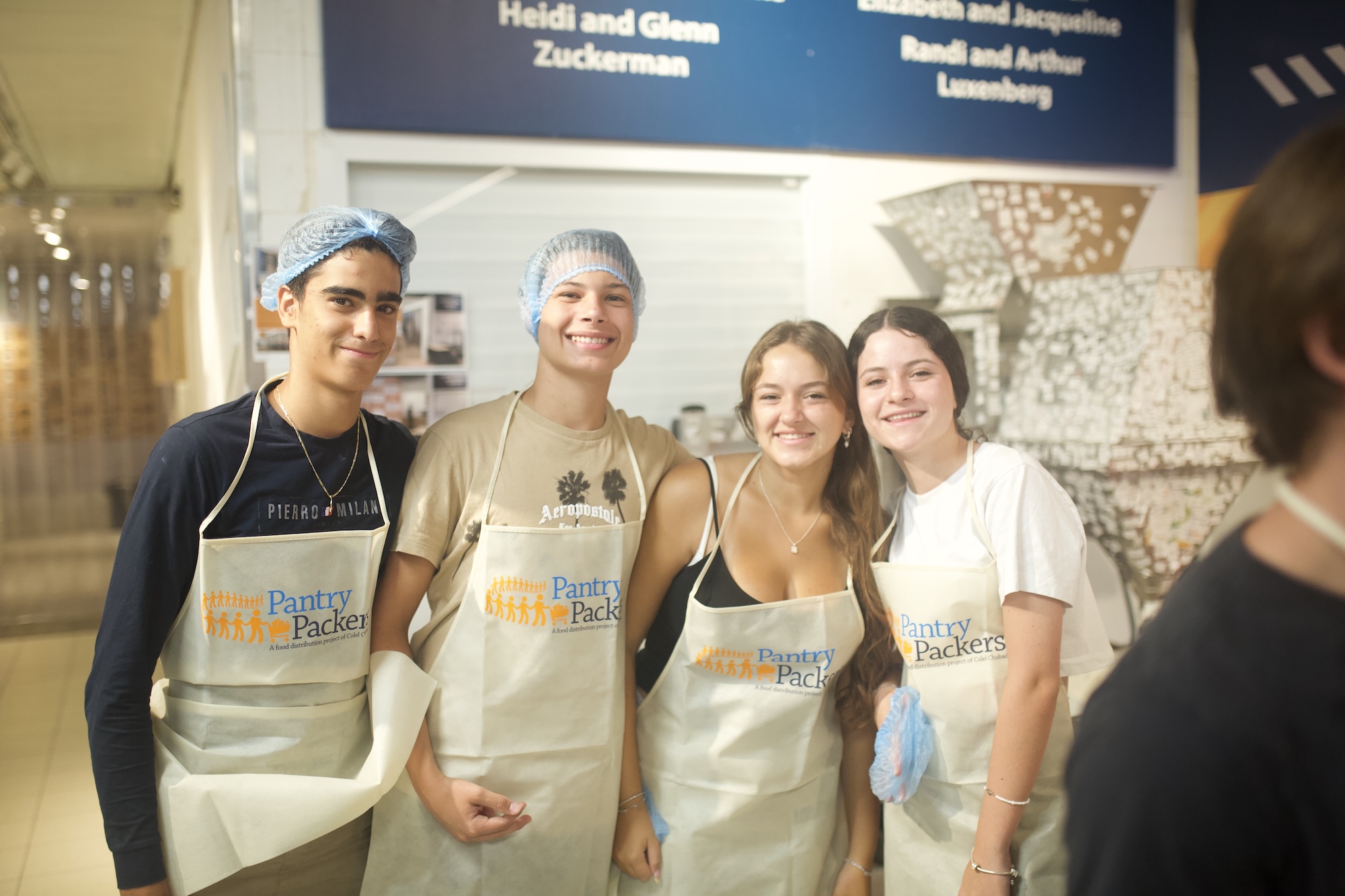 Un grupo de jóvenes de diferentes orígenes sonriendo en un evento comunitario