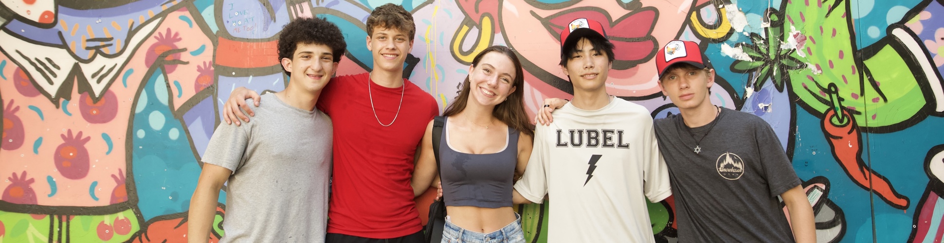 Un grupo de jóvenes de diferentes orígenes sonriendo en un evento comunitario