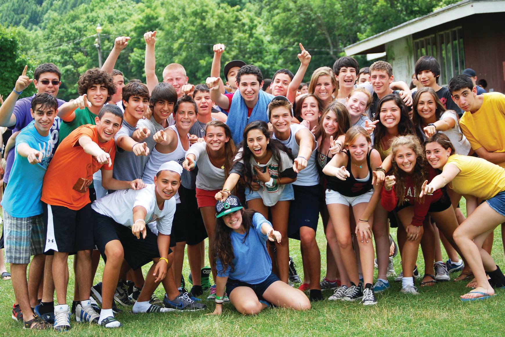 Un grupo de jóvenes de diferentes orígenes sonriendo en un evento comunitario
