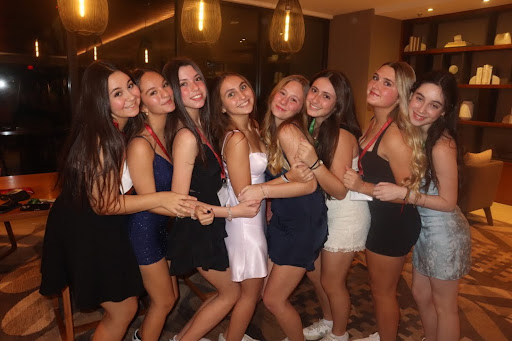 Un grupo de personas celebrando en el escenario