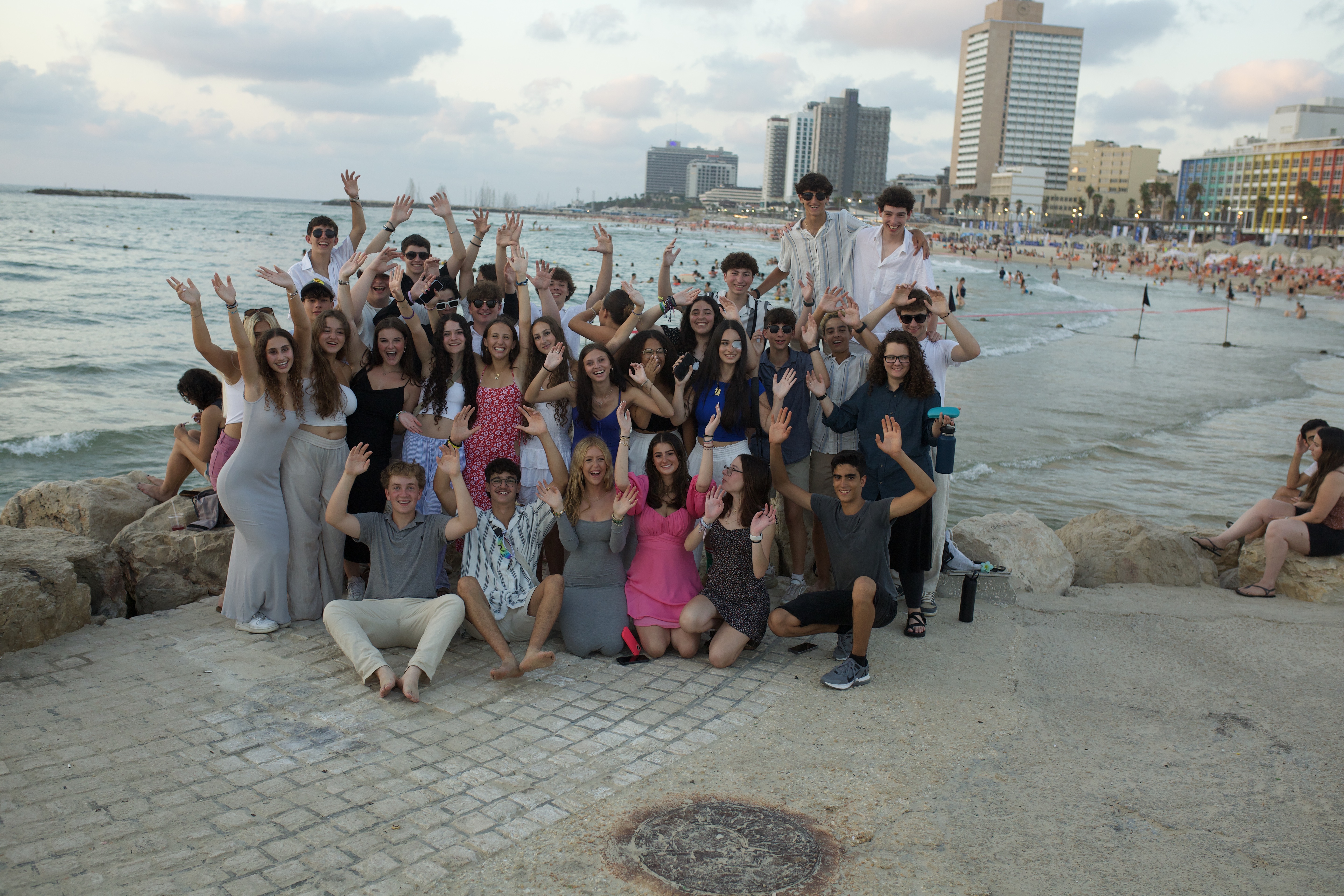 Un grupo de personas sonriendo al aire libre