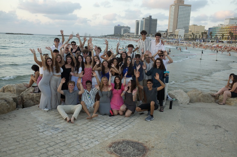 Un grupo de personas sonriendo al aire libre