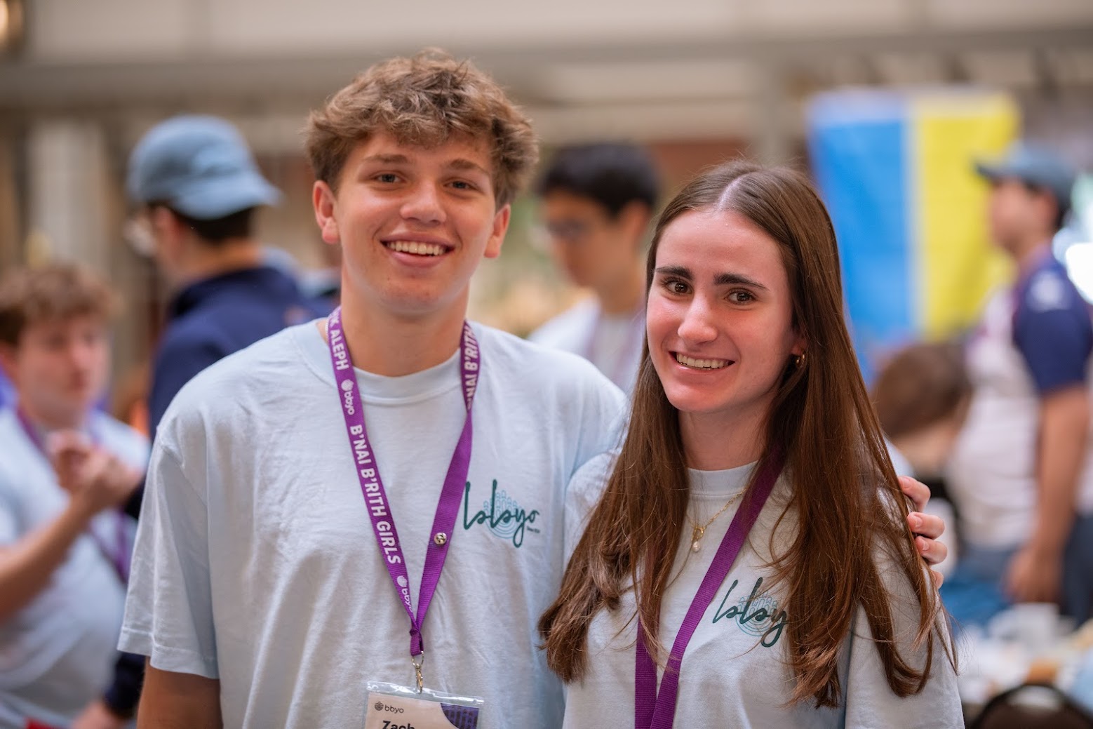 Un grupo de jóvenes de diferentes orígenes sonriendo en un evento comunitario