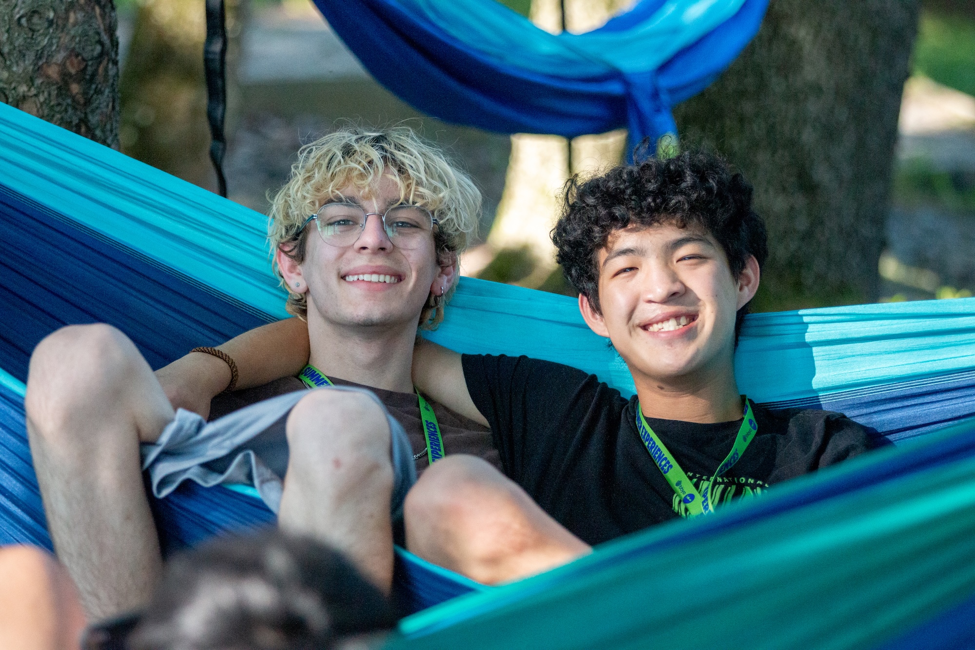 Un grupo de personas sonriendo al aire libre