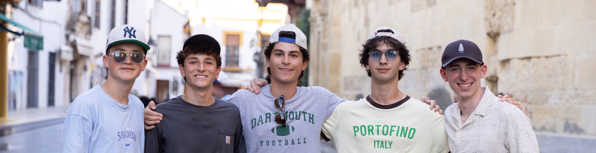 Un grupo de jóvenes de diferentes orígenes sonriendo en un evento comunitario