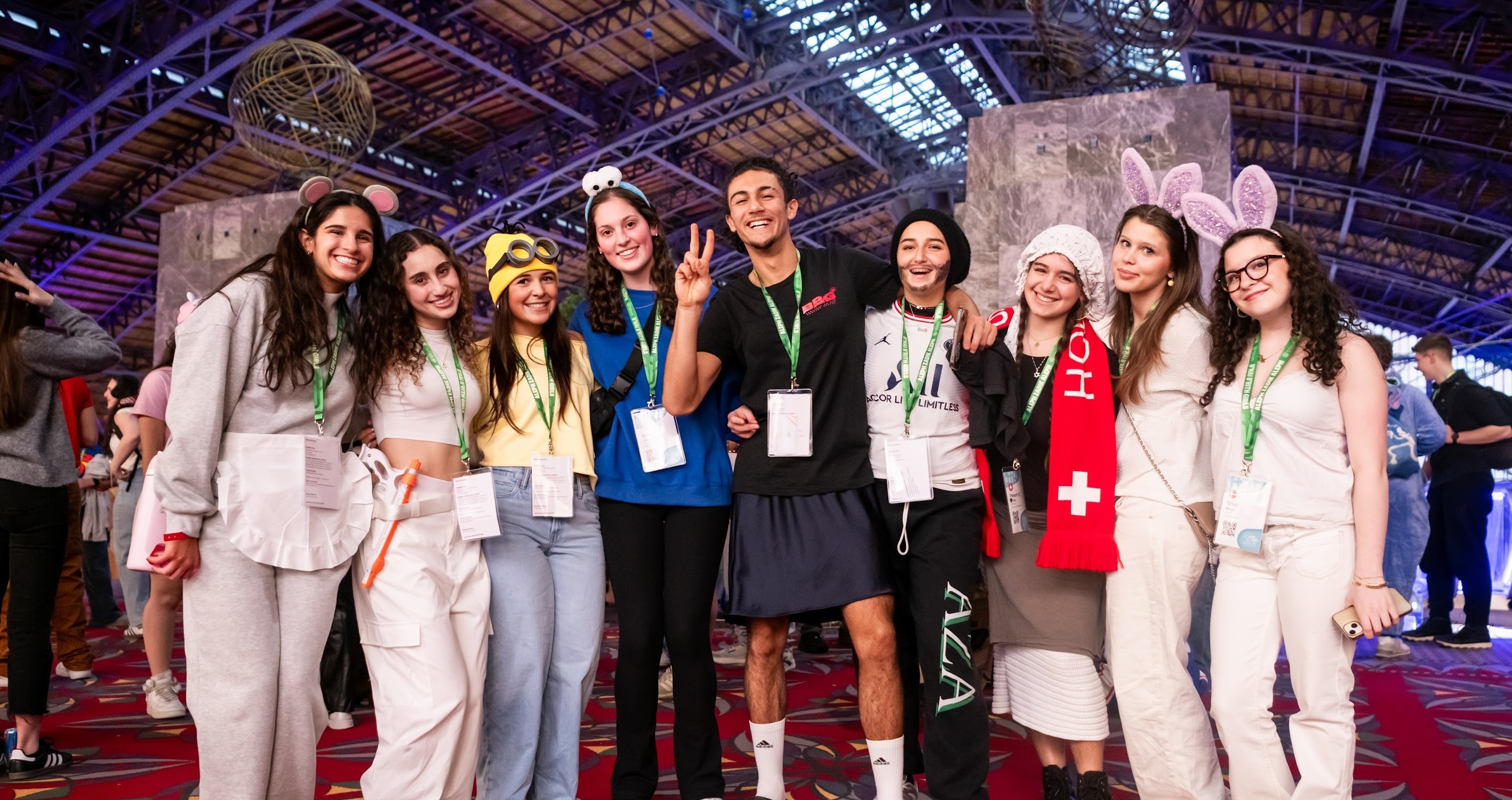 Un grupo de jóvenes de diferentes orígenes sonriendo en un evento comunitario
