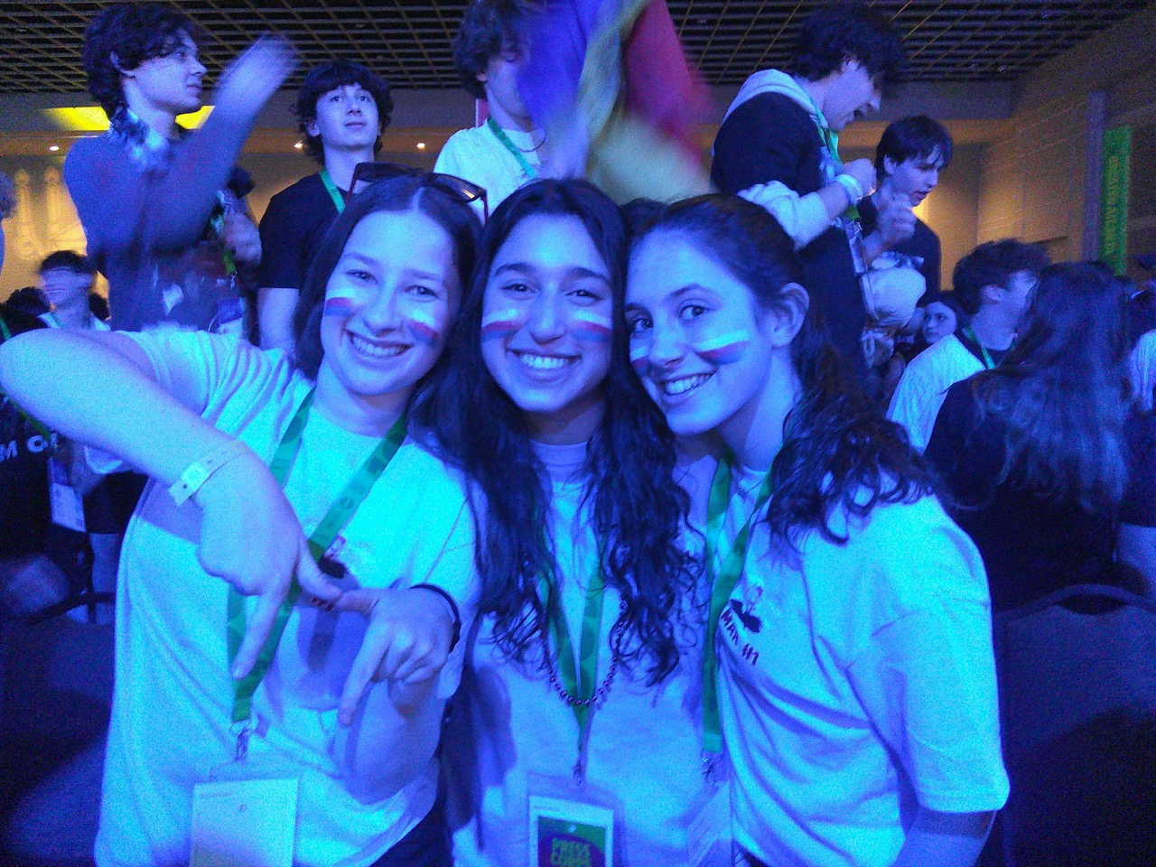 Un grupo de personas celebrando en el escenario