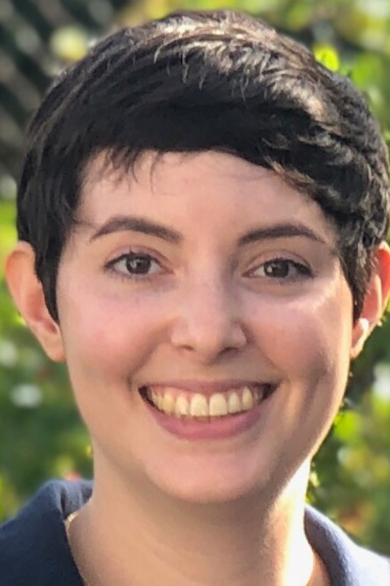 Grupo de personas celebrando en el escenario