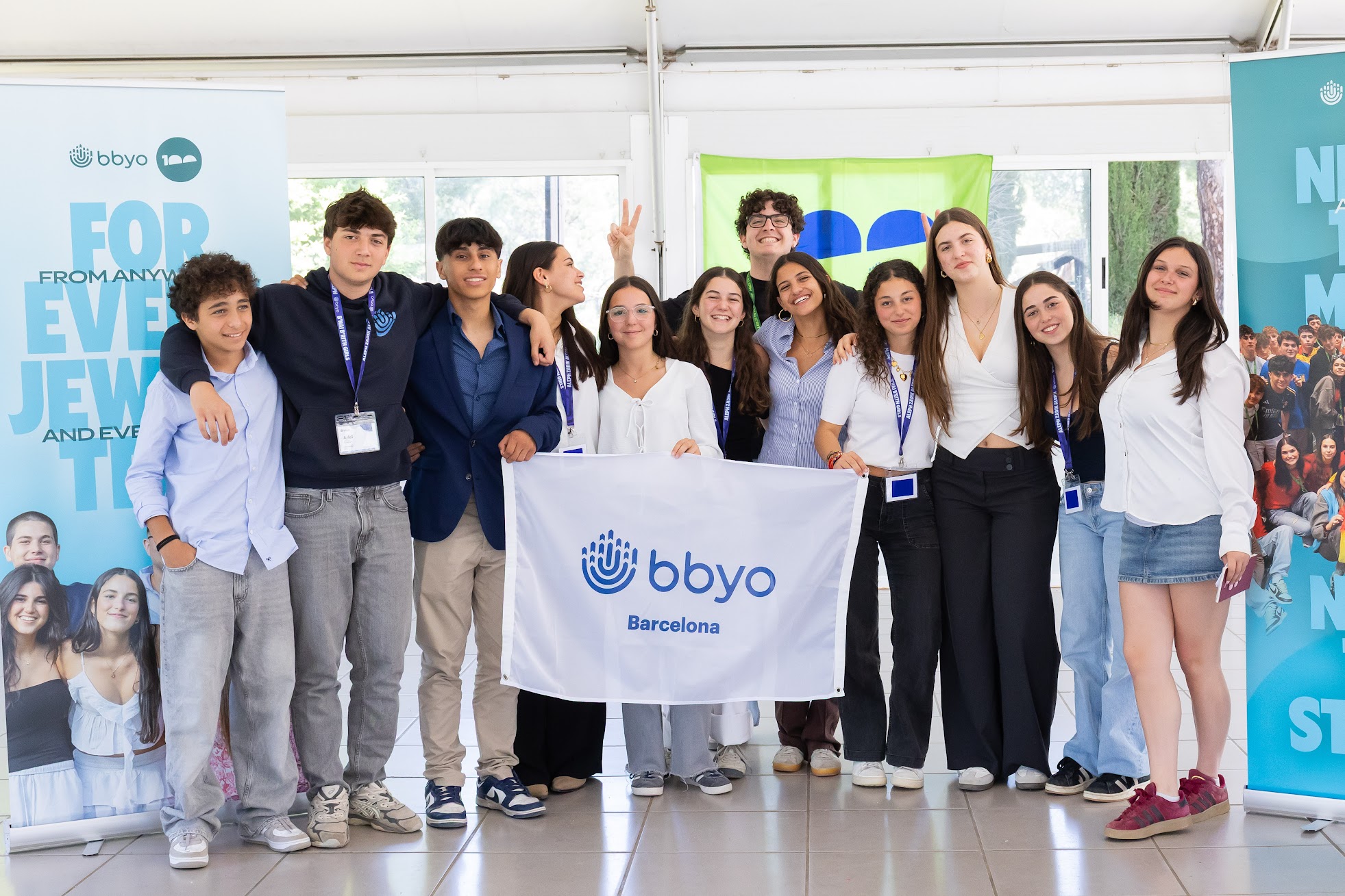 Un grupo de jóvenes de diferentes orígenes sonriendo en un evento comunitario