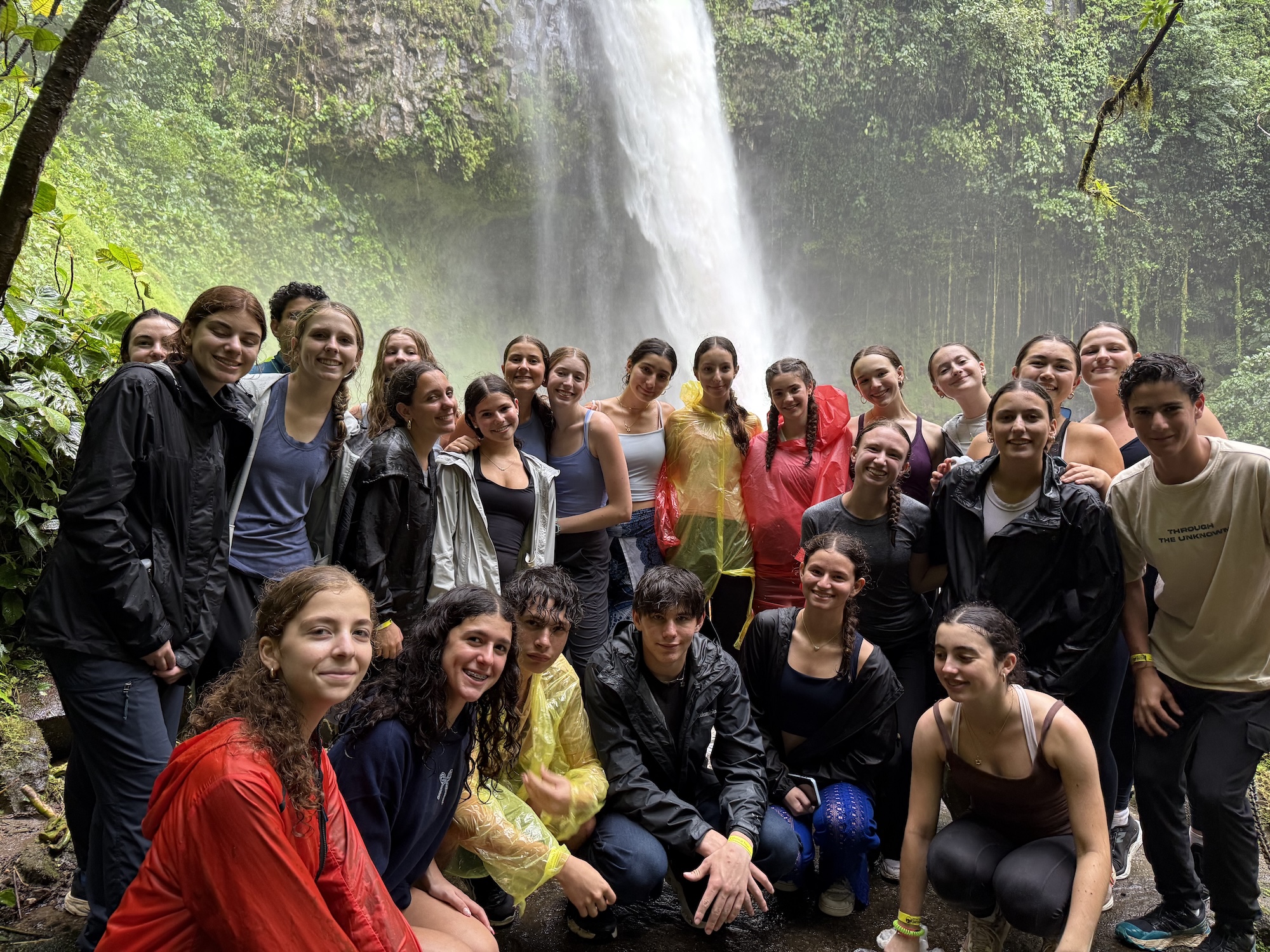 Un grupo de personas sonriendo al aire libre
