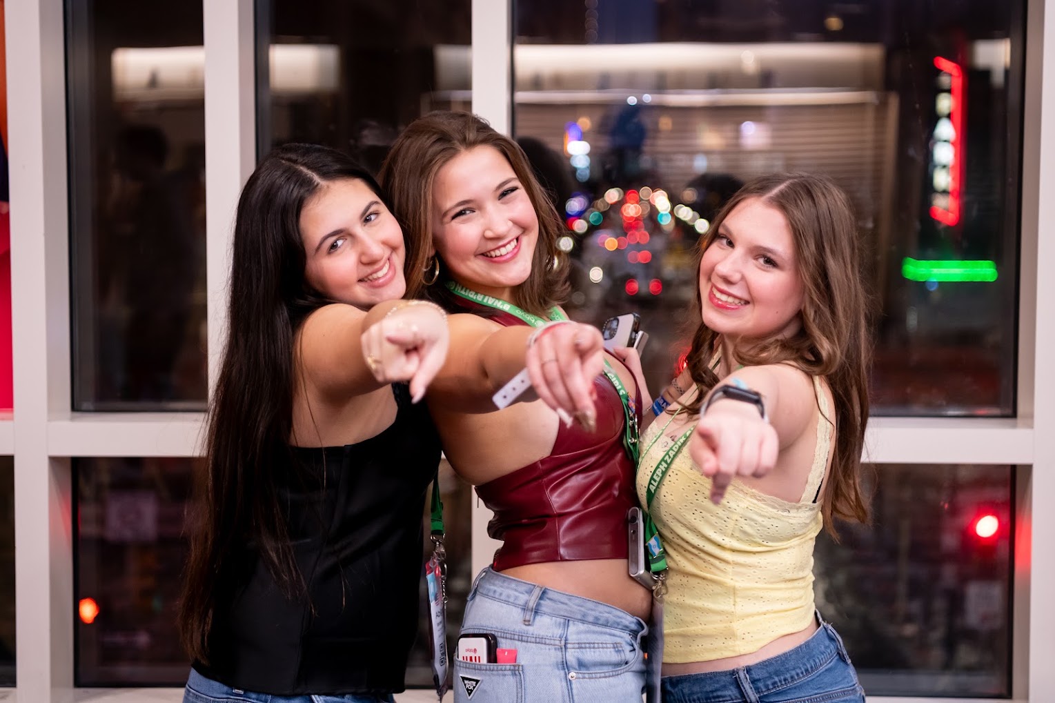 Un grupo de tres padres sonrientes en un evento comunitario