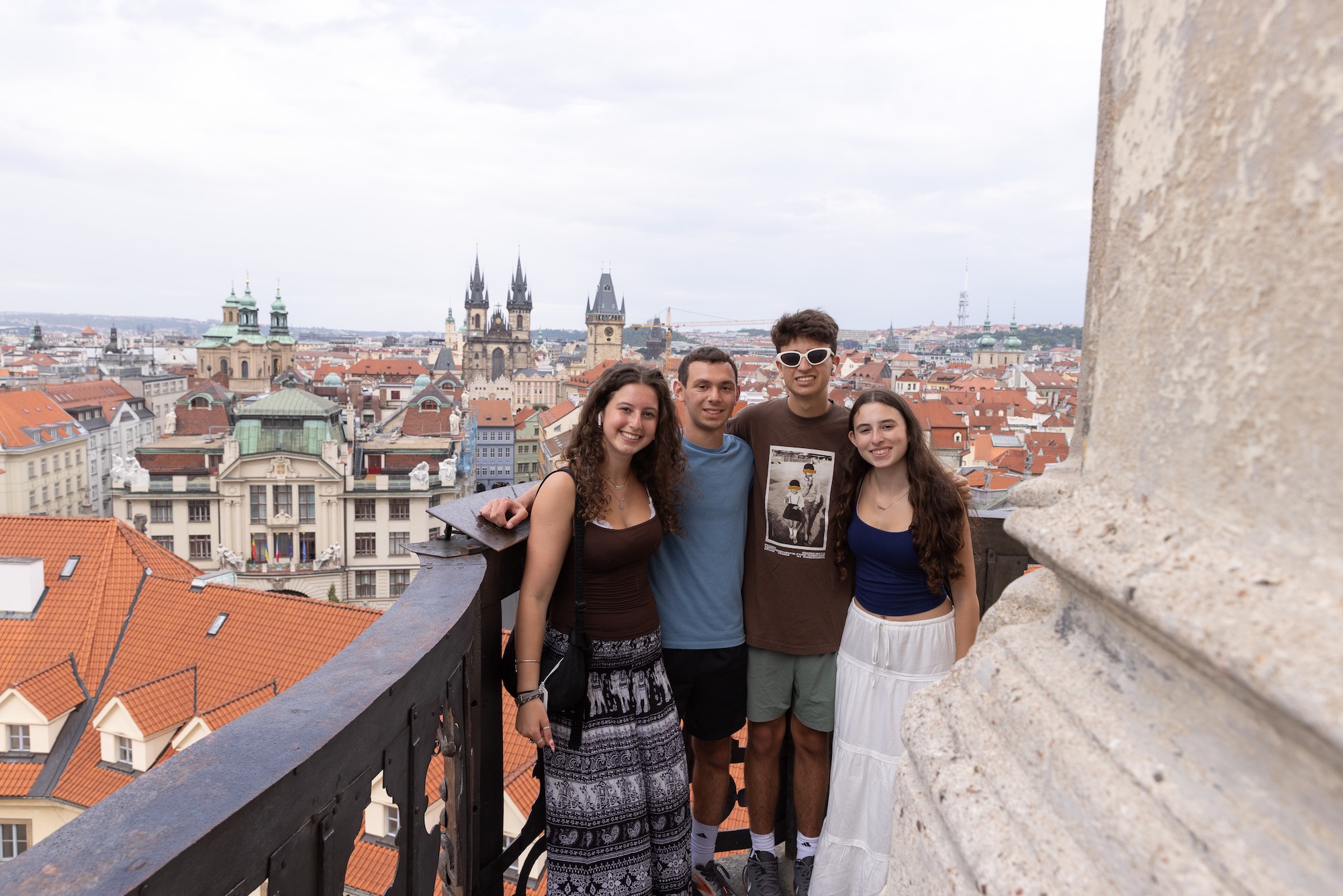Un grupo de personas sonriendo al aire libre