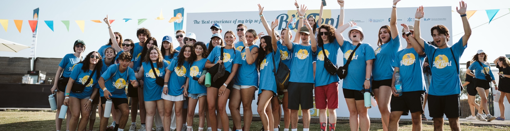 Un grupo de jóvenes de diferentes orígenes sonriendo en un evento comunitario