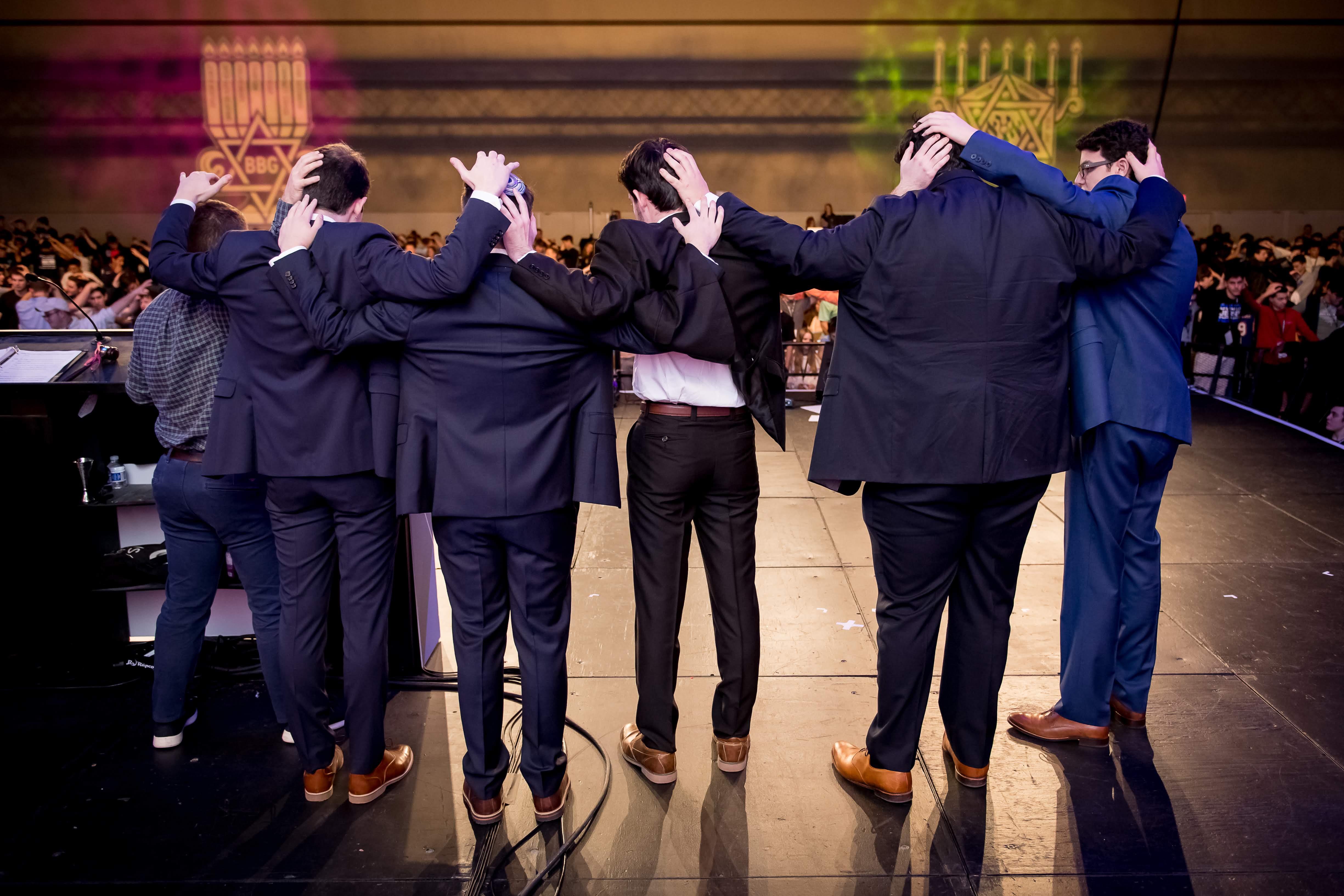 Un grupo de personas celebrando en el escenario