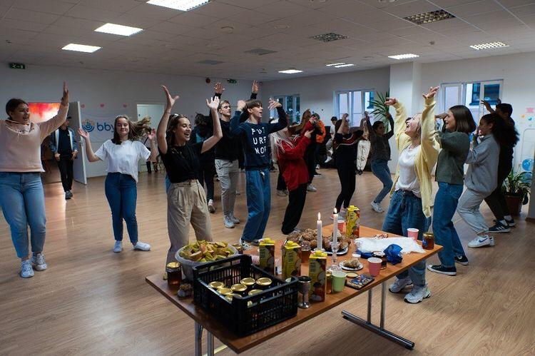 Un grupo de personas celebrando en el escenario
