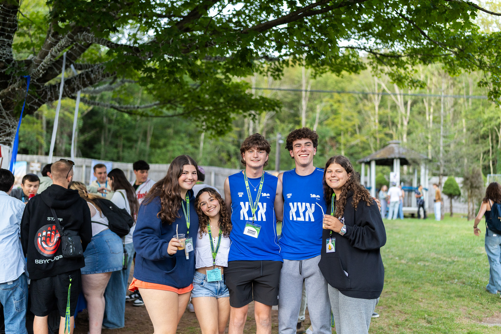 Un grupo de personas sonriendo al aire libre