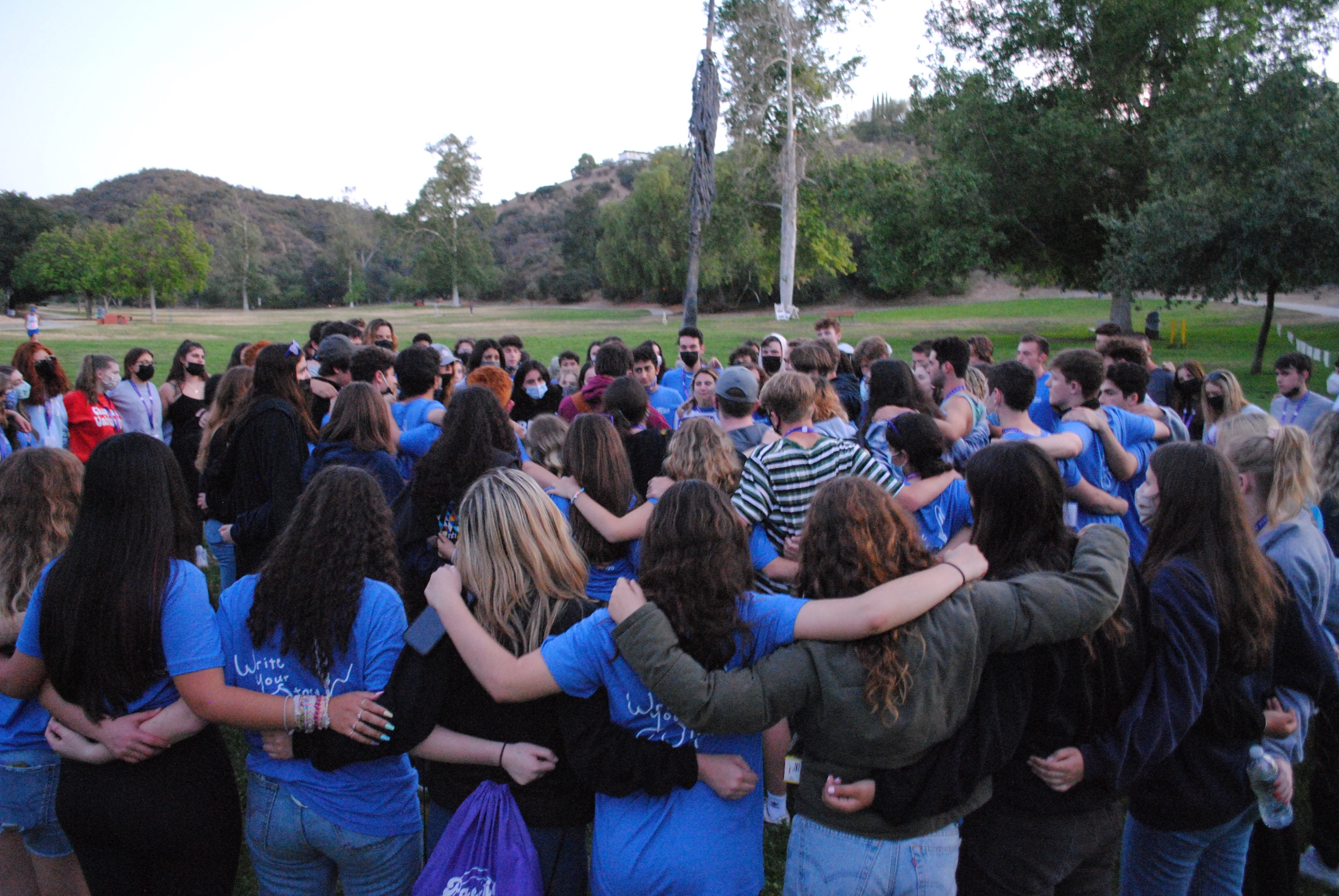 Un grupo de personas celebrando en el escenario