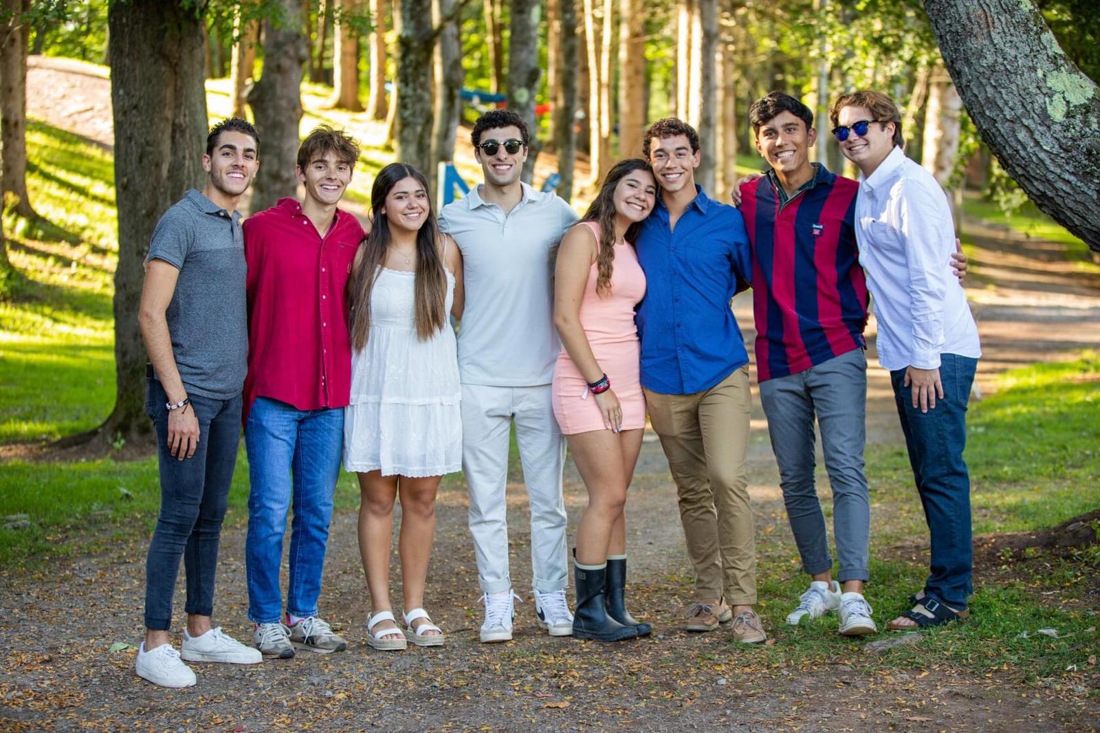 Un grupo de personas celebrando en el escenario