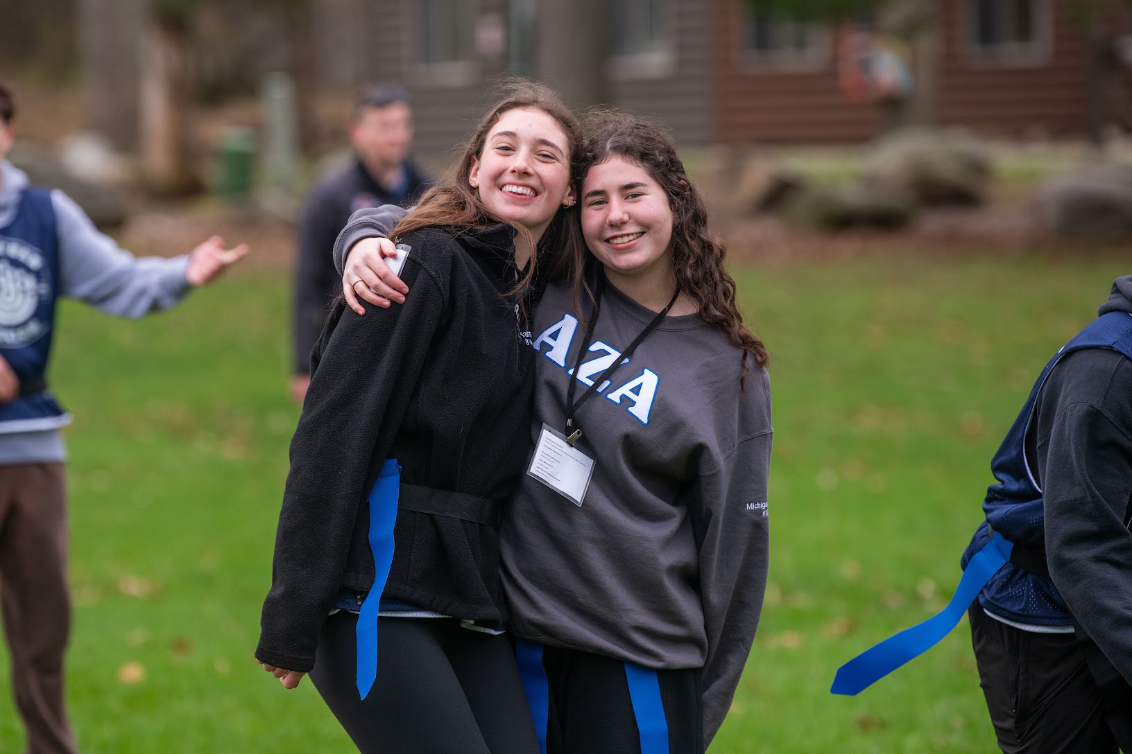 Un grupo de jóvenes de diferentes orígenes sonriendo en un evento comunitario
