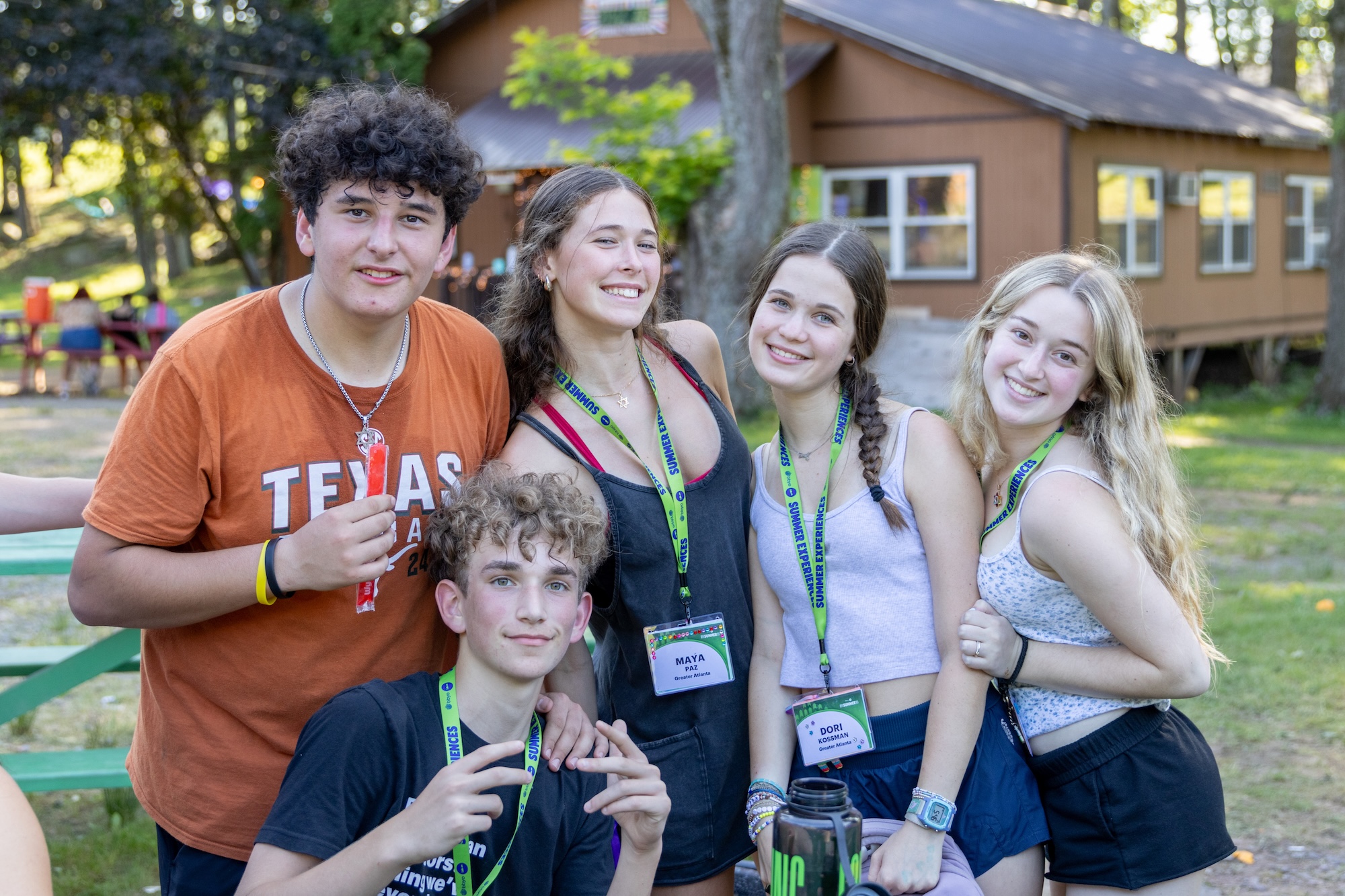 Un grupo de personas sonriendo al aire libre
