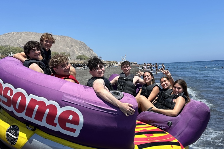 Un grupo de personas sonriendo al aire libre