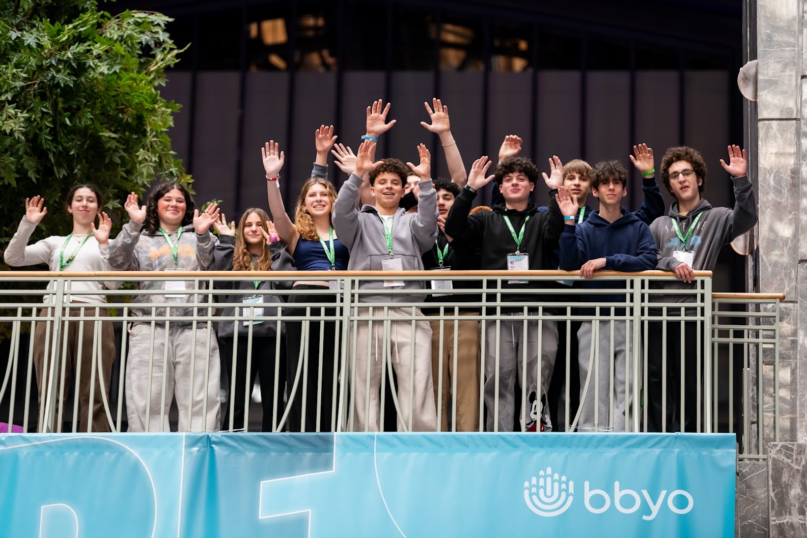 Un grupo de jóvenes de diferentes orígenes sonriendo en un evento comunitario