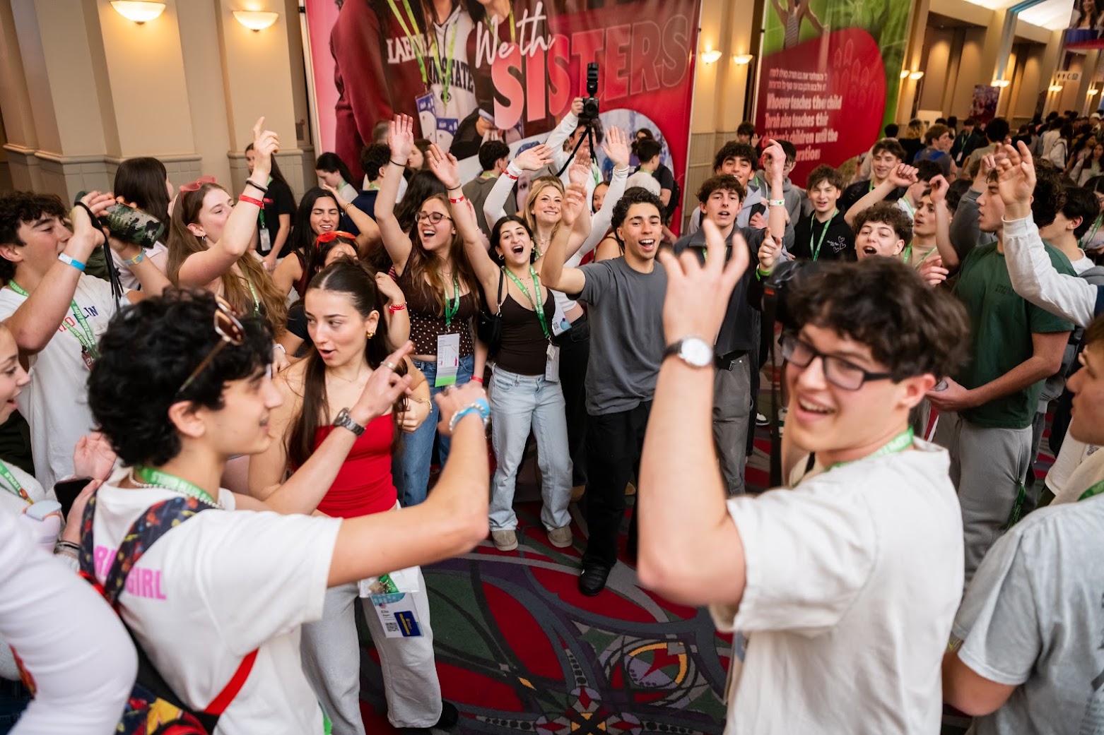 Grupo de personas celebrando en el escenario