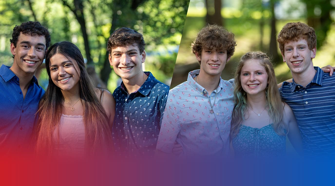 Un grupo de jóvenes de diferentes orígenes sonriendo en un evento comunitario
