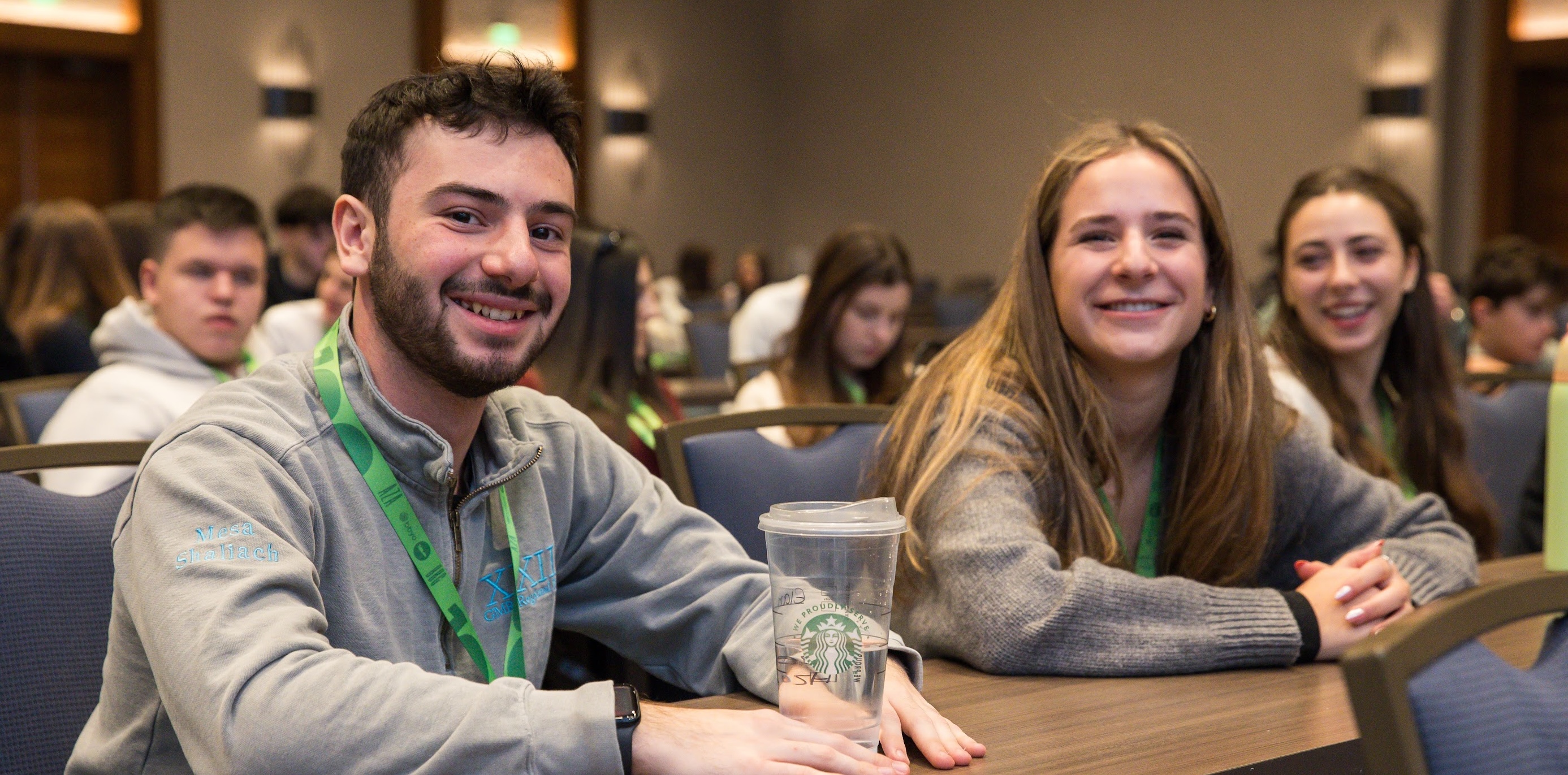 Un grupo de jóvenes de diferentes orígenes sonriendo en un evento comunitario