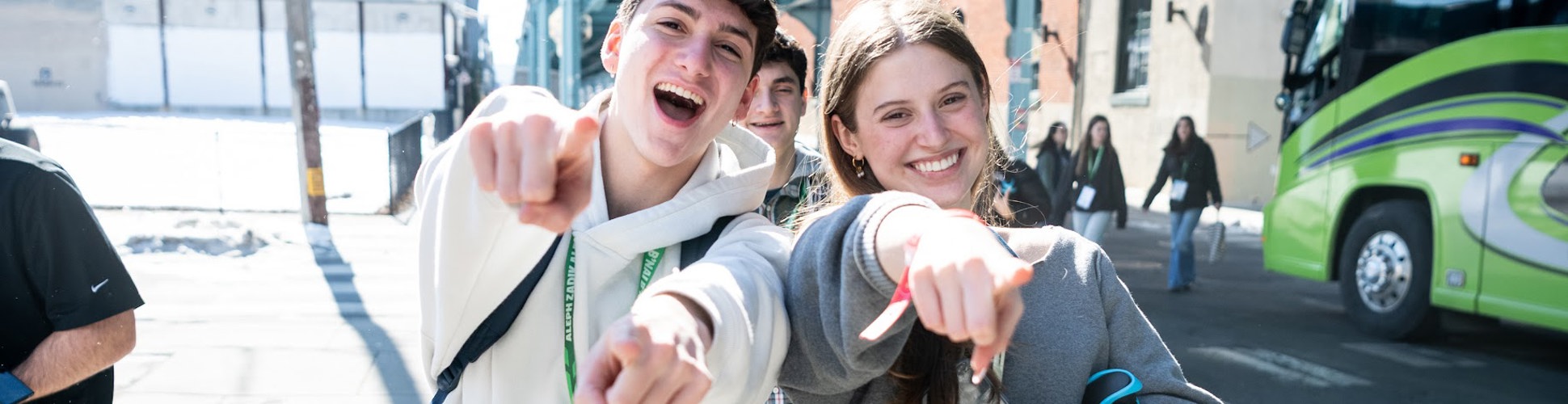 Un grupo de jóvenes de diferentes orígenes sonriendo en un evento comunitario
