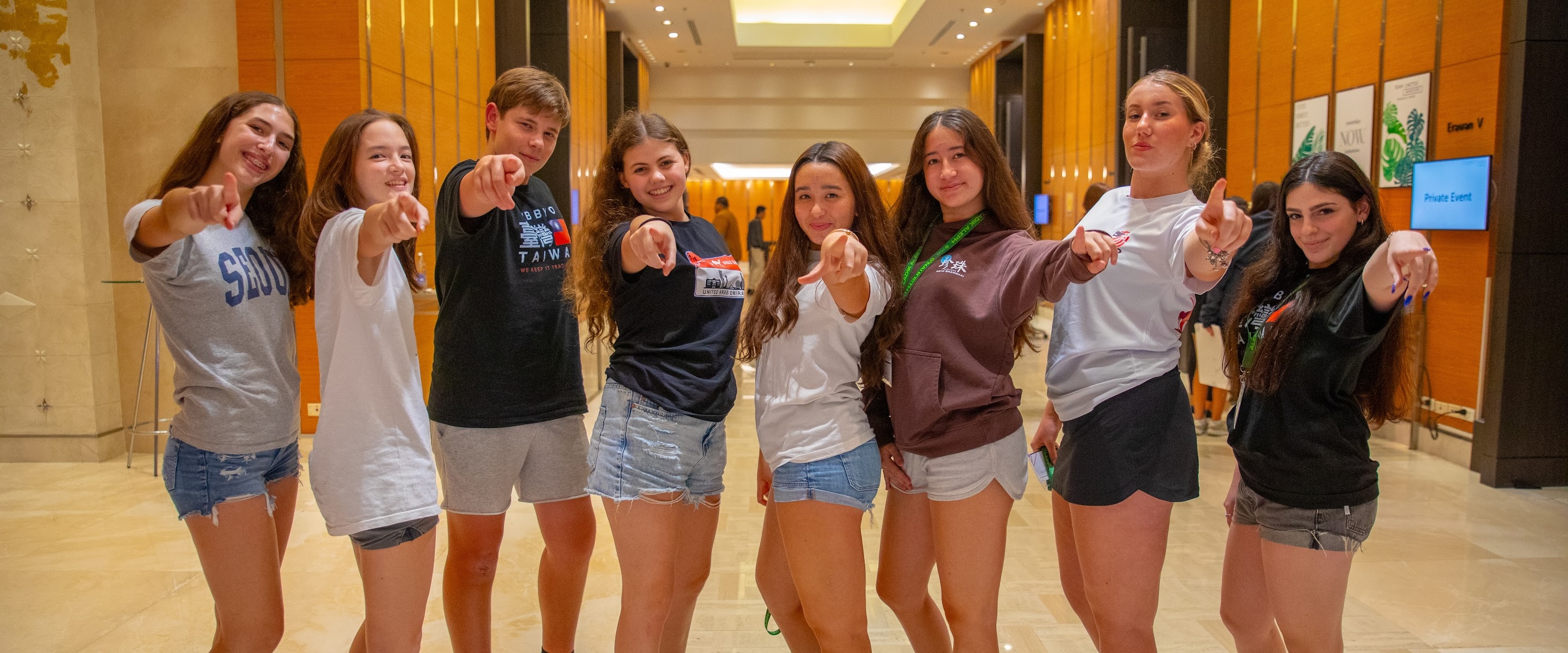 Un grupo de jóvenes de diferentes orígenes sonriendo en un evento comunitario
