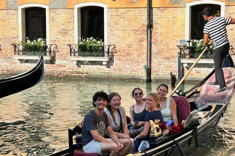Un grupo de personas sonriendo al aire libre