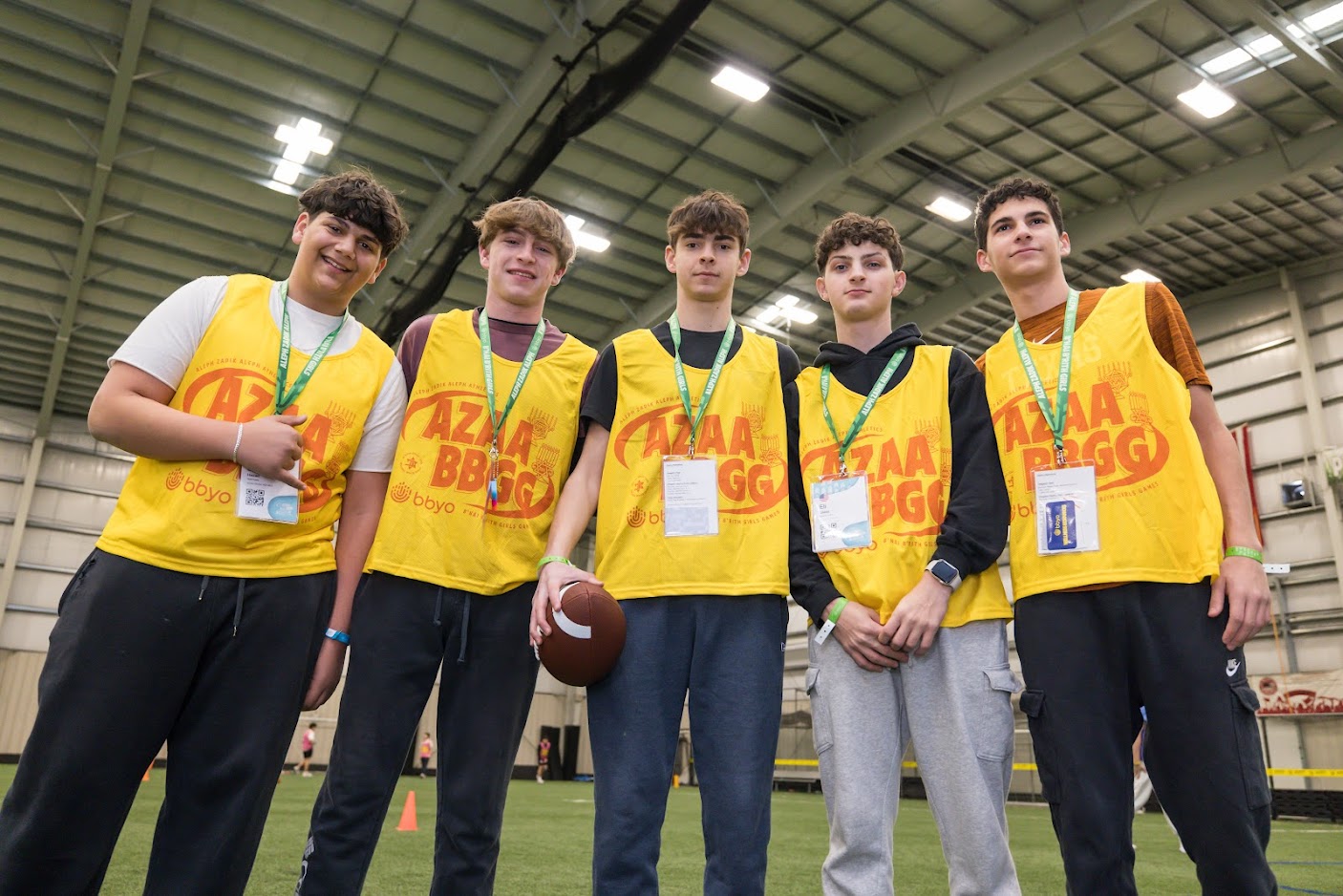 Un grupo de jóvenes de diferentes orígenes sonriendo en un evento comunitario