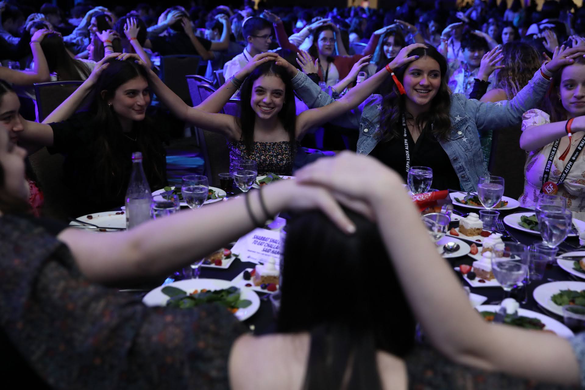 Un grupo de personas celebrando en el escenario