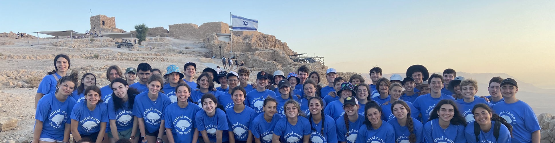 Un grupo de jóvenes de diferentes orígenes sonriendo en un evento comunitario