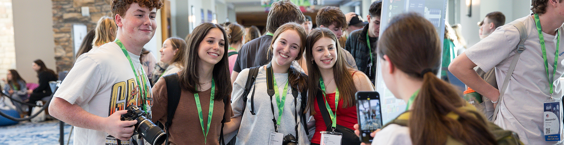 Un grupo de jóvenes de diferentes orígenes sonriendo en un evento comunitario